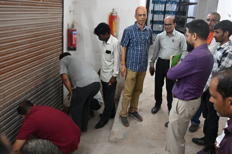गोडाउन में शिफ्ट किए गए वीवीपेट व डिफेक्टिव ईवीएम