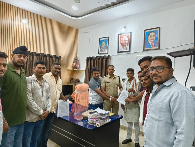 फेसबुक एवं वाट्सएप के माध्यम से हिन्दू धर्म के खिलाफ घृणा फैलाने, धार्मिक भावनाओं को ठेस पहुंचाने  खिलाफ आज रायपुर ग्रामीण विधानसभा के उरला थाना के थाना प्रभारी को सौपा गया ज्ञापन