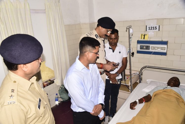 बलौदा बाजार हिंसा में घायल जवान से अपोलो हॉस्पिटल मिलने पहुंचे कलेक्टर एसपी, बेहतर से बेहतर इलाज करने दिए निर्देश