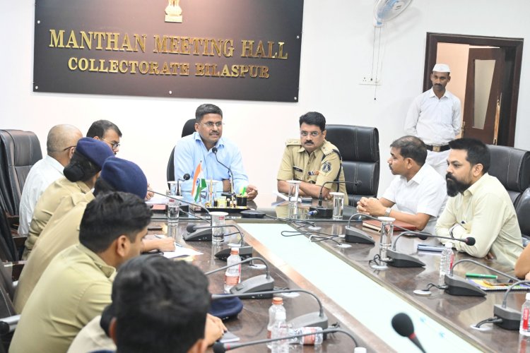 कलेक्टर एवं एसपी ने संयुक्त रूप से की जिले के लॉ एंड ऑर्डर की समीक्षा,एसपी रजनेश सिंह ने कहा पुलिस का मानवीय चेहरा के साथ-साथ अपराधियों के बीच कठोर रुख भी दिखना चाहिए