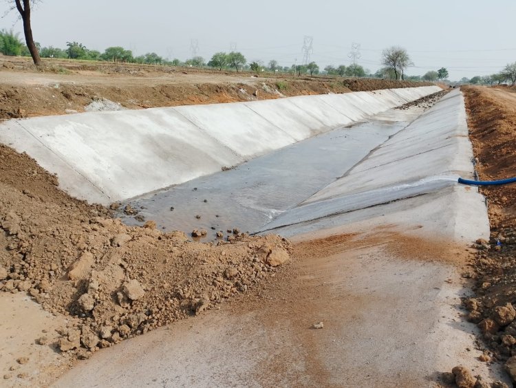*धनगांव में चल रहे नहर लाइनिंग कार्य में स्लीपर को तोड़कर बनाया गया पुनः नया*  *गुणवत्ता में कमी को लेकर थी शिकायत, कलेक्टर ने लिया संज्ञान