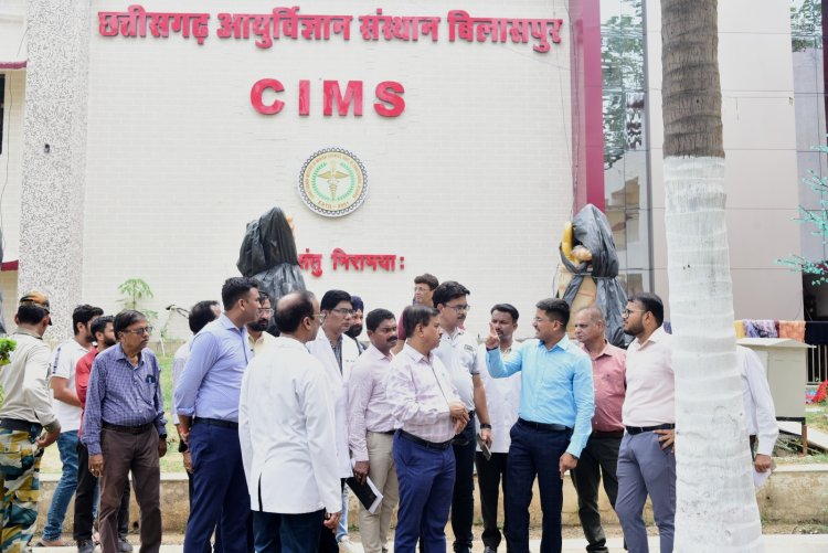कलेक्टर ने सिम्स हॉस्पिटल का किया निरीक्षण, मरीजों से मिले, बीते दिनों हुए निर्माण एवं सुधार कार्य का लिया जायजा