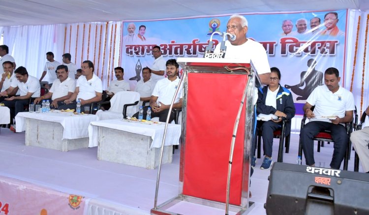 *‘‘दशम अंतर्राष्ट्रीय योग दिवस’’*  *मुंगेली में क्षेत्रिय विधायक, कलेक्टर सहित बड़ी संख्या में लोगों ने सामूहिक रूप से किया योगाभ्यास