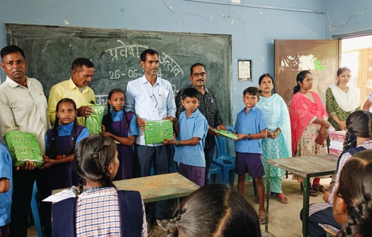 शाला प्रवेश उत्सव मे बच्चों का जनपद उपाध्यक्ष ने किया स्वागत