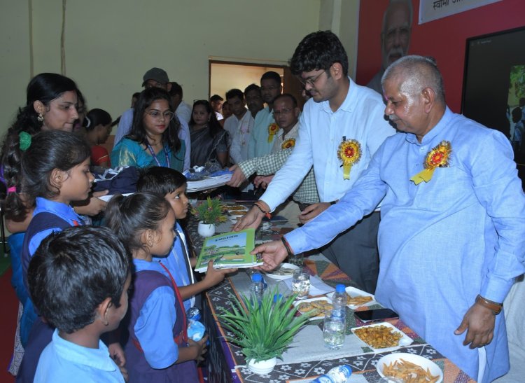 *स्वामी आत्मानंद स्कूल सरगांव में धूमधाम से मनाया गया शाला प्रवेशोत्सव*  *विधायक कौशिक एवं कलेक्टर ने नव प्रवेशित बच्चों का पुष्पमाला और उपहार भेंटकर किया स्वागत