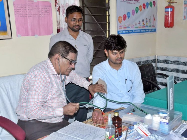 कलेक्टर ने उप स्वास्थ्य केन्द्र लौदा का किया निरीक्षण, कराया अपना बीपी जांच