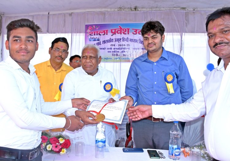 *शाला प्रवेशोत्सव: विधायक  मोहले और कलेक्टर ने विद्यार्थियों को बांटे पाठ्य सामग्री