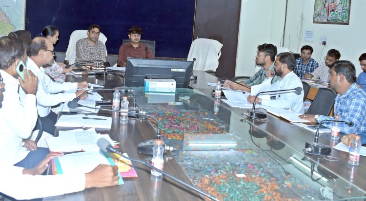 *कलेक्टर ने बैठक लेकर समग्र शिक्षा के अंतर्गत निर्माण कार्यों की समीक्षा की*  *कार्यों में गुणवत्ता लाने एवं अधूरे निर्माण को जल्द पूरा करने दिए निर्देश