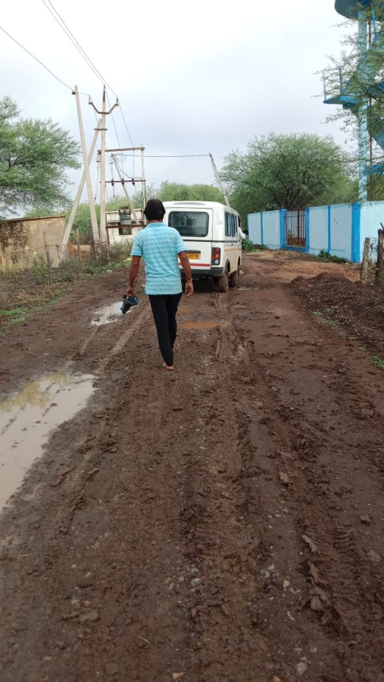 पाइपलाइन के लिए खोदी सड़क, बनी परेशानी:नल जल योजना के लिए सड़क खोदकर डाली पाइप लाइन, अभी तक नहीं की मरम्मत ग्रामीण परेशान