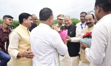 पं. सुंदरलाल शर्मा विश्वविद्याल के दीक्षांत समारोह में शामिल होने बिलासपुर पहुंचे राज्यपाल हरिचंदन, एवं मुख्यमंत्री साय हेलीपेड में हुआ भव्य स्वागत, देखिए तस्वीरें