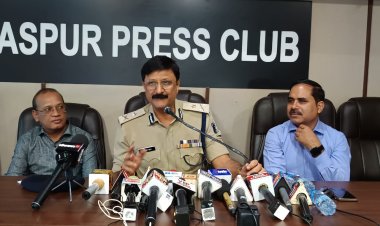 प्रेस क्लब के हमर पहुंना कार्यक्रम में पुलिसिंग और नए कानून के बारे में बिलासपुर आईजी डॉ. संजीव शुक्ला ने विस्तार से दी जानकारी
