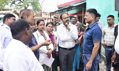 कलेक्टर ने रतनपुर के डायरिया प्रभावित इलाके का किया दौरा,पीड़ितों से उनके घर और अस्पताल में की मुलाकात,घर-घर जाकर मरीजों का सर्वे करने दिए निर्देश,नाली और पाईप लाईन का किया सघन निरीक्षण, अस्पताल में डाॅक्टरों और अधिकारियों की ली बैठक 