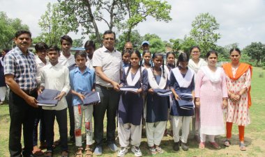 बच्चों को निःशुल्क गणवेश वितरित