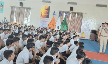 बिलासपुर पुलीस ने ली स्कूली बच्चों की साइबर क्लास, चेतना अभियान के तहत ब्रिलियंट पब्लिक स्कूल में की गई आयोजित, पुलीस ने बताया किसी अंजान व्यक्ति को अपनी व्यक्तिगत जानकारी नहीं दे, अपना ओटीपी किसी से साझा न करें