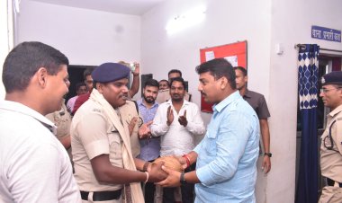 विधायक सुशांत ने थाने में जाकर किया आरक्षक का सम्मान,:जानिए क्या है पूरा मामला