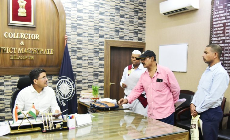 कलेक्टर ने जनदर्शन में सुनी आम लोगों की समस्याएं, निराकरण के लिए सम्बन्धित अधिकारीयों को दिए निर्देश
