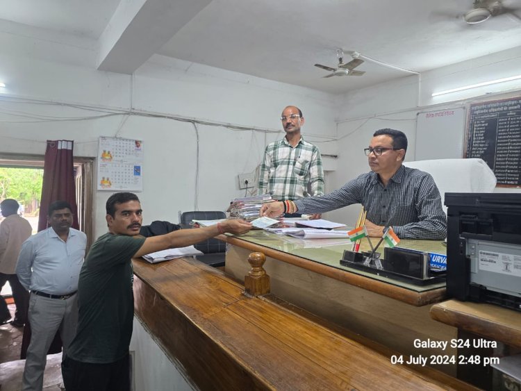 कोटा एवं बिल्हा एसडीएम ने जनदर्शन में सुनी आवेदकों की समस्याएं, मुआवजा राशि चेक का किया वितरण