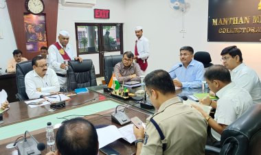 कलेक्टर ने टीएल मीटिंग में की योजनाओं की समीक्षा, कहा आश्रम -छात्रावासों का निरीक्षण करें अधिकारी