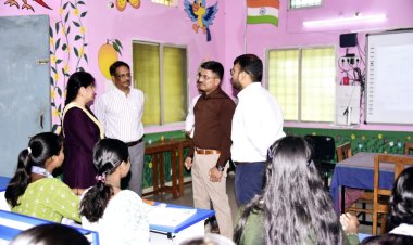 कलेक्टर ने किया बैगा आवासीय कन्या परिसर का निरीक्षण,आदिवासी बच्ची के साथ कैरम खेल में हाथ आजमाया