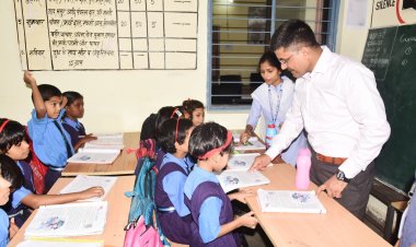 कलेक्टर ने किया प्राथमिक स्कूल का निरीक्षण, बच्चों से पुछताछ कर पढ़ाई की गुणवक्ता परखी