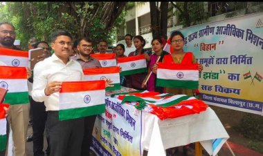 स्वसहायता समूह  की दीदियां बना रही 2 लाख तिरंगा और धान से बनी राखियां,कलेक्टर अवनीश शरण ने समूह की दीदियों से खरीदा तिरंगा