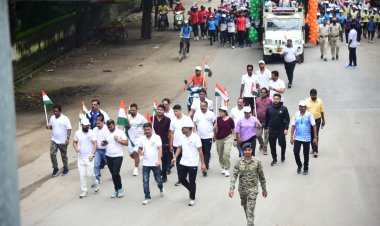 हाथों में तिरंगा लेकर कलेक्टर की अगुवाई में सैकड़ों ने उत्साह से लगाई स्वतंत्रता दौड़