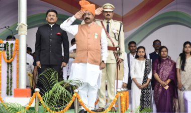 बिलासपुर पुलीस परेड ग्राउंड में स्वतंत्रता दिवस पर उप मुख्यमंत्री अरूण साव ने फहराया तिरंगा, रिमझिम फुहारों के बीच गरिमामय माहौल में मनाया गया 78 वां स्वतंत्रता दिवस, शहीदों के परिजन, उत्कृष्ट सेवाओं के लिए अधिकारी-कर्मचारी सम्मानित