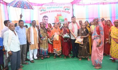 स्वतंत्रता दिवस के अवशर पर क्षेत्र के जनपद  सदस्य ने सैकड़ो बुजुर्ग महिलाओ को  श्रीफल एंव साड़ी  देकर किया सम्मान