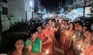 पश्चिम  बंगाल की घटना के विरोध में भाजपा की महिला नेत्रियों ने निकाला मौन कैडल मार्च