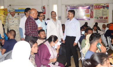 कलेक्टर ने किया सिम्स अस्पताल का निरीक्षण,बेतरतीब तरीके से खड़े एंबुलेंसो को देखकर जताई नाराज़गी, मरीज के परिजनों के लिए टीवी लगाने दिए निर्देश