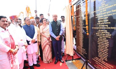 राज्यपाल  रमेन डेका और मुख्यमंत्री  विष्णु देव साय ने पूर्व प्रधानमंत्री भारत रत्न स्वर्गीय  अटल बिहारी वाजपेयी की प्रतिमा पर माल्यार्पण कर उन्हें नमन किया*  *अटल बिहारी वाजपेयी विश्वविद्यालय के प्रकल्प ज्ञानपथ, अटल मुक्ताकाशी मंच और अटल सरोवर का किया लोकार्पण*  *राज्यपाल और मुख्यमंत्री ने एक पेड़ मां के नाम अभियान के तहत विश्वविद्यालय परिसर में लगाए पौधे*