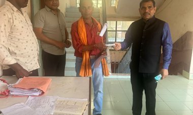 जिला पंचायत CEO चौहान ने प्रधानमंत्री आवास योजना के कार्यों का किया निरीक्षण*,पंजीयन कार्य की ली जानकारी