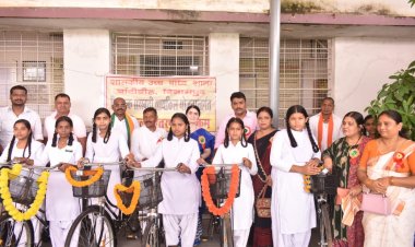 विधायक सुशांत शुक्ला ने बालिकाओं को दिया सरस्वती योजना के तहत साइकल