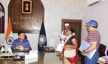 साप्ताहिक जनदर्शन में कलेक्टर ने सुनी लोगों की समस्यांए