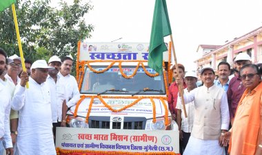 *केन्द्रीय राज्य मंत्री, मुंगेली विधायक और कलेक्टर ने स्वच्छता प्रचार रथ को हरी झंडी दिखाकर किया रवाना*  *प्रचार रथ गांव-गांव में जाकर लोगो को स्वच्छता के प्रति करेगी जागरूक