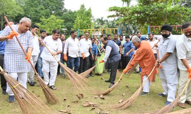 स्वच्छता ही सेवा अभियान: उप मुख्यमंत्री सहित विधायको ने लगाया झाड़ू*  *भाजपाइयों ने पंडित दीनदयाल की प्रतिमा पर माल्यार्पण कर किया नमन*