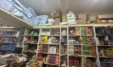 डेली नीड्स दुकान की आड़ में भारी मात्रा में अवैध पटाखों को जमा कर रखा*  एक्सपायर्ड खाद्य सामग्री प्राप्त होने पर वासुदेव स्टोर्स  सील