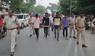 व्यापारी पर लूट की नीयत से किया चाकू से हमला,दो नाबालिग सहित 9 आरोपी गिरफ्तार, पुलीस ने निकाला जुलूस