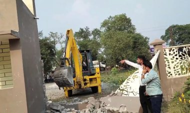 अवैध प्लाटिंग पर चला प्रशासन का बुलडोजर