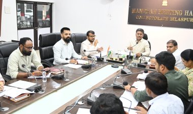 काम में ढिलाई पर डीपीओ को नोटिस, कलेक्टर ने की फ्लैगशीप योजनाओं की समीक्षा
