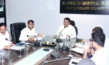 कलेक्टर ने दिए निर्देश सरकारी जमीन की खरीद-फरोख्त की सूचना के लिए विशेष प्रकोष्ठ का गठन, कार्यों की धीमी प्रगति के लिए तहसीलदार को लगाई फटकार, फूड इंस्पेक्टरों को मिठाई दुकानों में निरक्षण के निर्देश