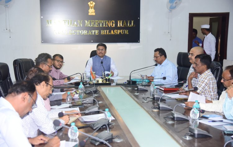 हर विकासखंड में दो - दो पशु आश्रय केन्द्र संचालित करने का निर्णय,सड़कों से हटाकर इन आश्रय केन्द्रों में रखे जाएंगे आवारा पशुओं को, जिला पशु कल्याण समिति की बैठक