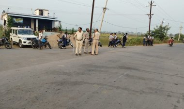 नाबालिक स्कूली बच्चों के द्वारा बाइक चलाने की घटना को संज्ञान लेते हुए  पुलिस ने की शख्त कार्यवा
