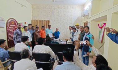 शिक्षक संघ ने  मुख्यमंत्री के नाम एसडीएम को सौपा ज्ञापन