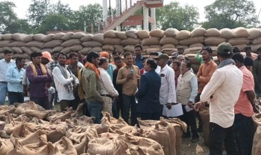 तौल में पायी गड़बड़ी खरीदी प्रभारी को निलंबित करने दिए निर्देश,आंगनबाड़ी में नहीं मिले एक भी बच्चे, सुपरवाईजर निलंबित*, कमिश्नर ने निरीक्षण के बाद की कार्रवाई,वार्चक नामावली पुनरीक्षण का भी किया अवलोकन