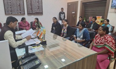*कर्मचारियों के लिए आयोजित कलेक्टर का पहला जनदर्शन,तीन दर्जन से ज्यादा परेशान कर्मचारियों ने कलेक्टर से की फरियाद*, अधीक्षक को चेतावनी देकर निलंबन से बहाल करने दिए निर्देश,कलेक्टर के समक्ष समस्याओं को खुलकर रखा