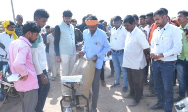 *धान खरीदी: समिति प्रबंधक को नोटिस, कलेक्टर ने किया धान उपार्जन केंद्र का औचक निरीक्षण*