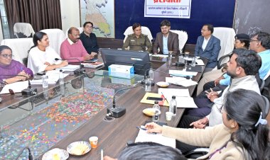 *निर्वाचन कार्यक्रम की घोषणा के साथ जिले में आदर्श आचार संहिता प्रभावशील*  *कलेक्टर ने मीडिया प्रतिनिधियों की ली बैठक