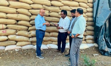 *खाद्य विभाग के संयुक्त सचिव ने किया धान खरीदी केन्द्रों का निरीक्षण*  *उपार्जन केन्द्रों से धान उठाव के कार्य में तेजी लाने के दिए निर्देश