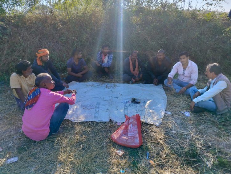 लालपुर थाना अंतर्गत ग्राम मोहडण्डा नदी किनारे मे जुआ खेलते पाये से 02 प्रकरण मे 08 आरोपियों के कब्जे से नगदी 17310 रूपये व 52 पत्ती तास जप्त